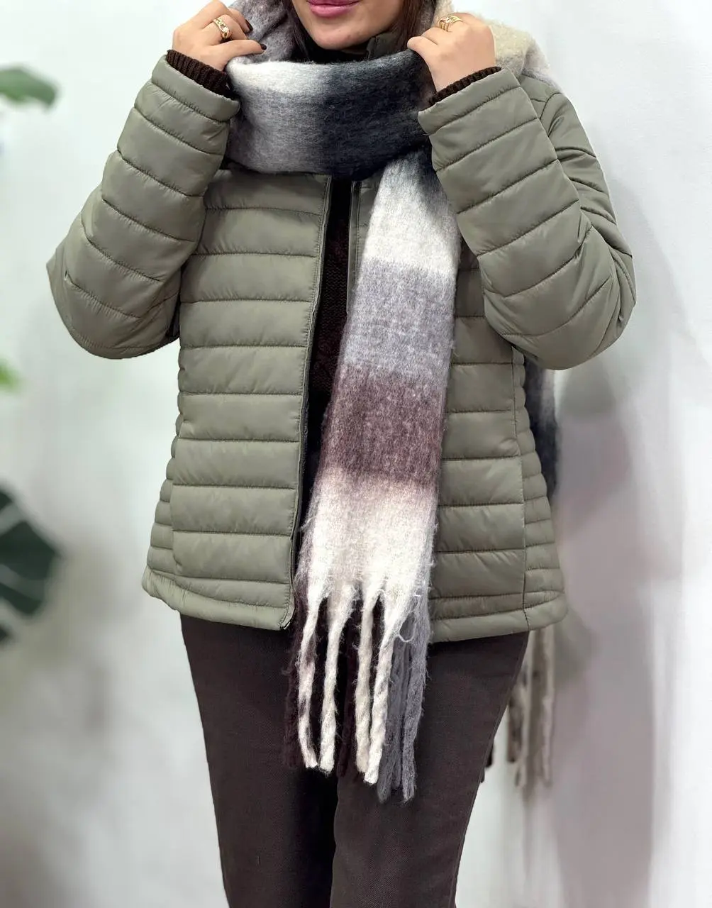 استایل بیگ اسکارف با کاپشن: هنر ترکیب زیبایی و گرما